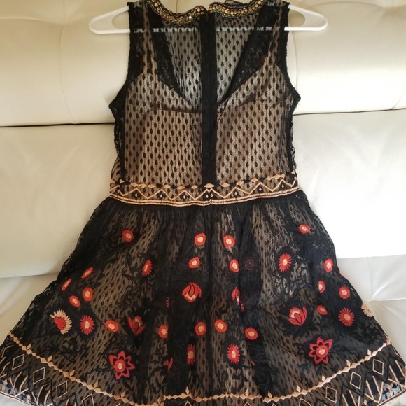 Bebe embroidered intricate dress - Picture 4 of 6
